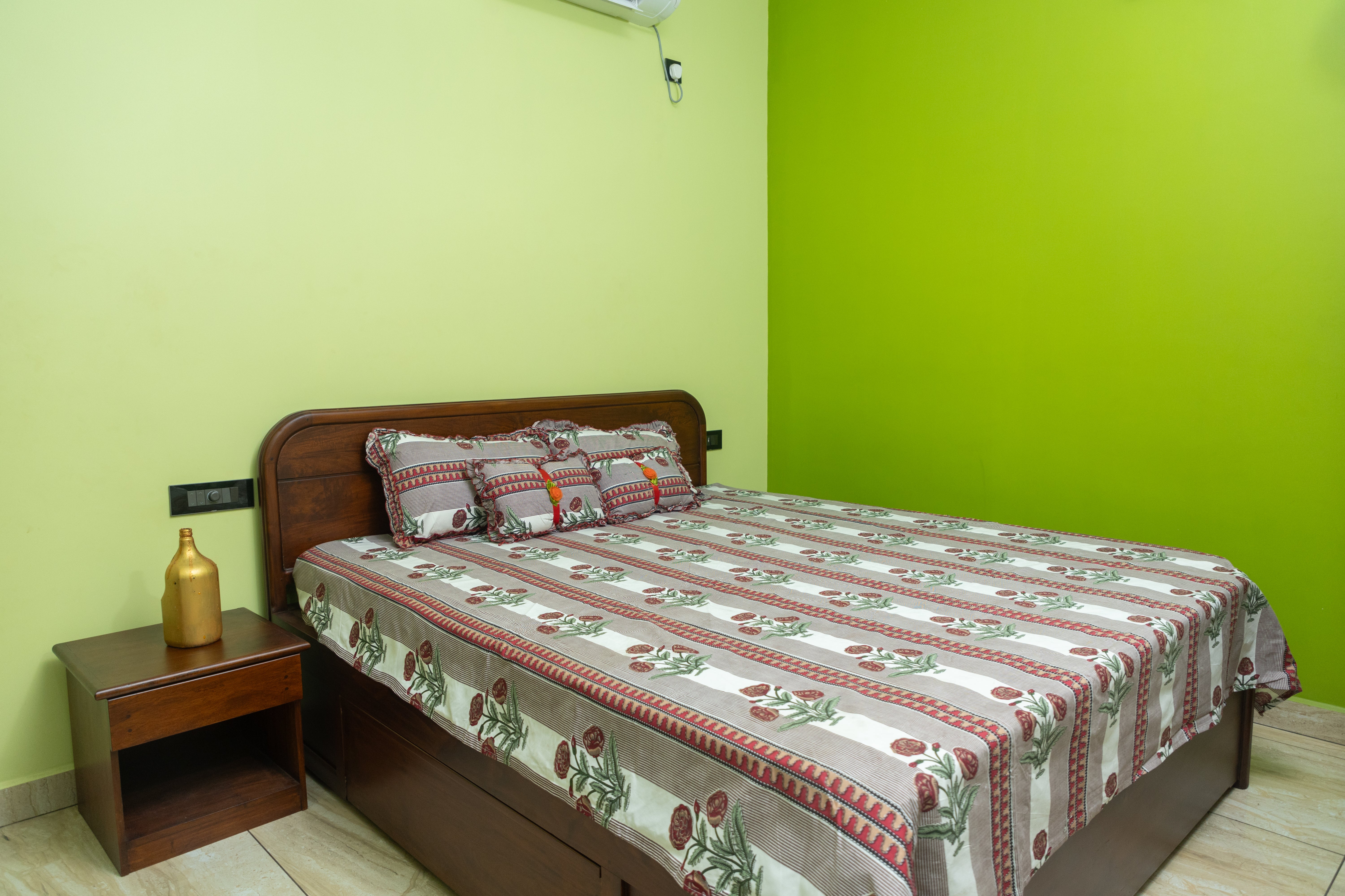 Rosy 5-Piece Bedding Set